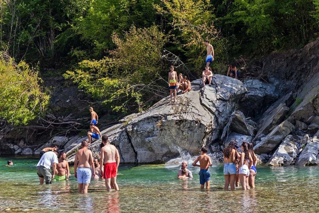 To River Party στην παραλία της Μεσοχώρας